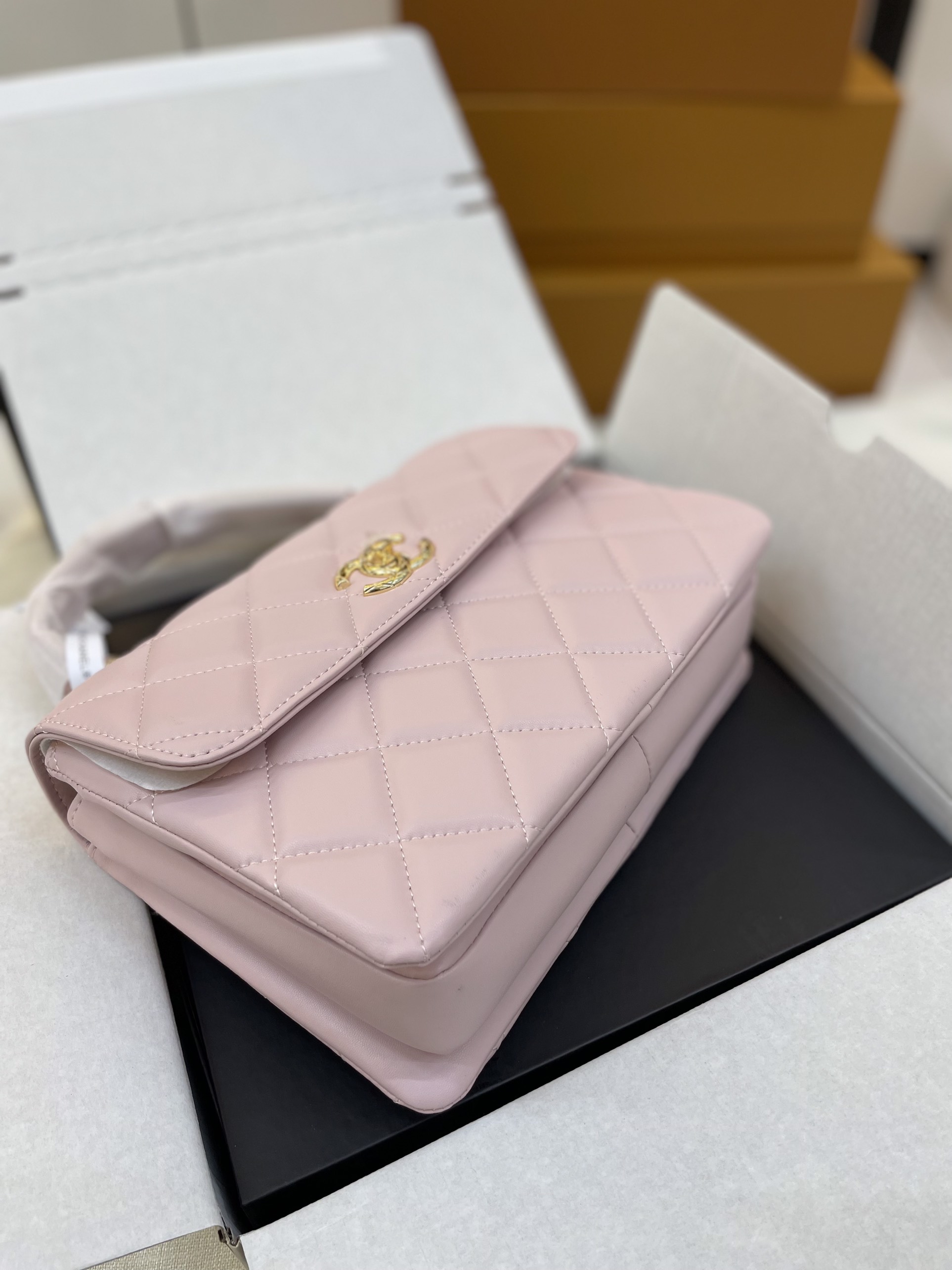 Túi Xách Chanel Trendy Super Logo Plate Màu Trắng Size 26cm